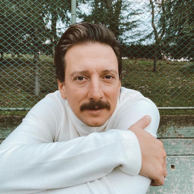 Engin Hepileri, instagram hesabndan &#8220;Yeni heyecanlar. Yeni balanglar&#8221; notuyla yeni bir projesinin olduunu duyurdu. Bu paylama yorum brakan Demet zdemir ise ayrl mesajyla onaylam oldu.