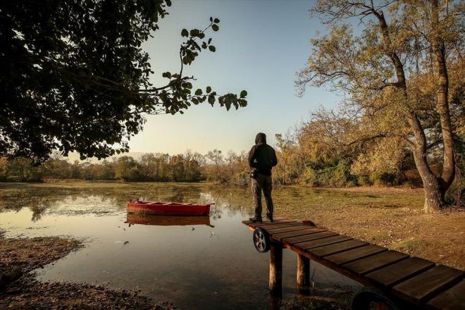 Dnyay etkisi altna alan Covid-19 salgn dolaysyla kapal mekanlardan uzaklap Karacabey Longozu'na gelen gnbirlik tatilciler, hem ak havann hem de doal gzelliklerin tadn karyor.  <br>  Doa yry yaparak yaban hayatn fotoraflayan ziyaretilerden bazlar, glde kaykla tur atp nilfer iekleri ve endemik bitkilerin fotorafn ekiyor.