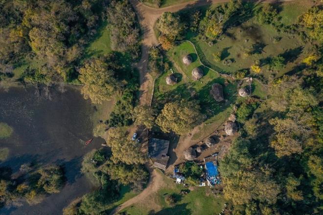 le merkezine yaklak 25 kilometre uzakta yer alan, Tarm ve Orman Bakanl Doa Koruma ve Milli Parklar Genel Mdrlnn korumas altndaki Karacabey Longozu, kumlu yollar, byk sazlklar, heybetli aalar, ku sesleri, yer yer su birikintileri ve Dalyan Gl ile ziyaretilerini karlyor.