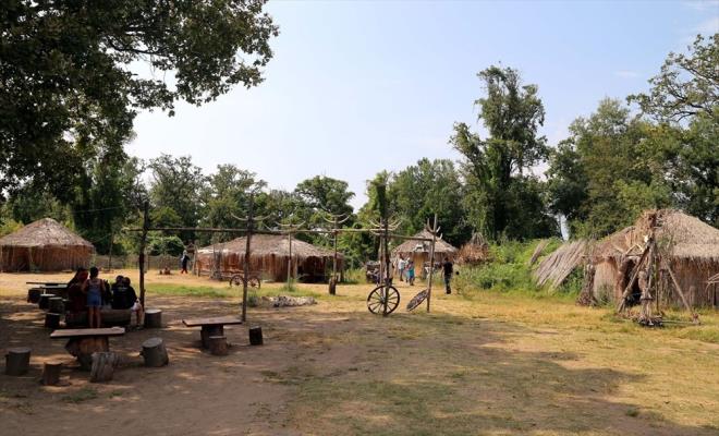 FLM PLATOSU DA OLMUTU  <br>  Oyuncu ahan Gkbakar'n, fenomen karakteri "Recep vedik 6" filmi iin longozda ina ettirdii bungalov evler de ziyaretilerin ilgi oda oluyor.  <br>  Blgeyi merak eden ziyaretiler, buraya gelerek fotoraf ektiriyor. Evlenecek iftler de bu ortam ak hava stdyosu olarak kullanyor.