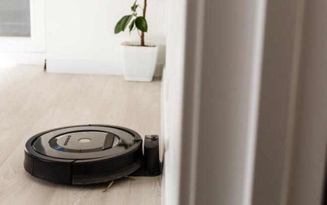 'Bilgileriniz, reklam verenlerin eline geebilir'<br>  Dr. Nirupam Roy, "Hibir ey dnmeden bu cihazlar evimize getiriyoruz. Ama almamzla mikrofonlar olmamasna ramen, bu cihazlarn navigasyon iin kulland sistemlerini baka bir amaca uygun hale getirebileceimizi, evdeki konumalar dinlemek iin kullanabileceimizi ortaya koyduk" dedi.