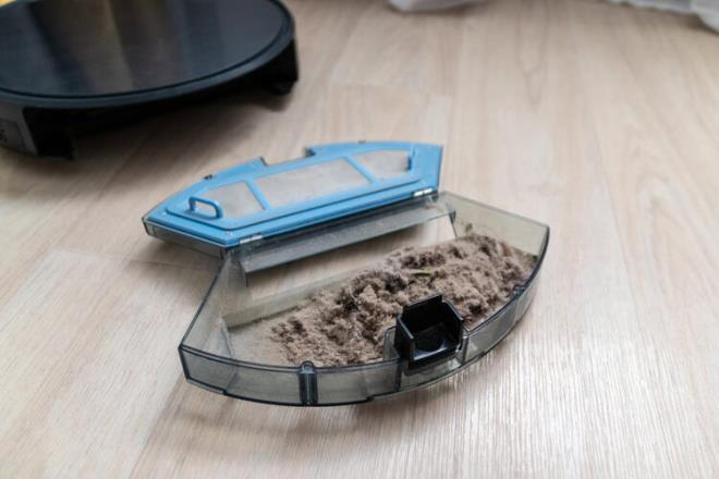 Sesler nasl dinlendi?<br>  Ses dalgalar nesneleri titretiriyor. Bu titreimler nesneden yansyan kta hafif deiime neden oluyor. Casuslukta 1940'lardan beri kullanlan lazer mikrofonlar bu varyasyonlar tekrar ses dalgalarna dntryor. Lazer mikrofonlarnda lazer nnn cam gibi ok dzeylere yanstlmas gerekiyor.