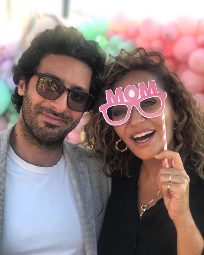 Didem Baln paylamnda "Henu&#776;z farknda bile deg&#774;ilken ama c&#807;ok istiyorken c&#807;ekilmis&#807;tik bu fotoraf. C&#807;ok o&#776;zel ve gu&#776;zel bir gu&#776;ndu&#776;. Huzur doluydu. S&#807;imdi huzurla ve salkla gel minik melek. Baban, ben ve bir su&#776;ru&#776; kii seni heyecanla bekliyor. Dileimiz isteyen herkese nasip etsin Allah bu gu&#776;zel duyguyu. Mutlu ve salkl gu&#776;nler olsun hepimize. Dualarnz eksik etmeyin, arada yollayn bize." dedi.