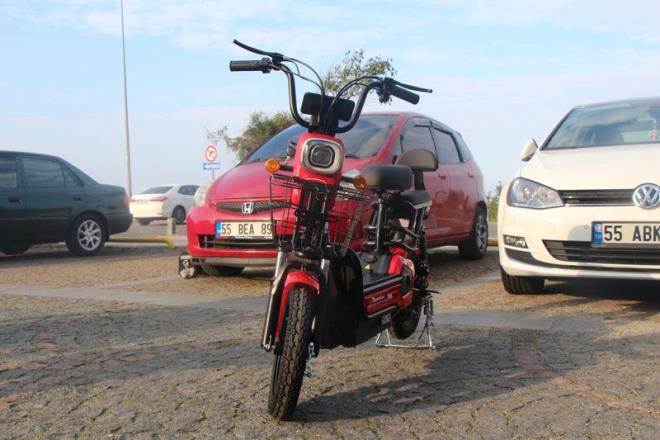 "ok basit bir ekilde, bir sticker ile rn deitirilmi"<br>    ankaya, &#8220;Tketici, bu olay bize intikal ettirdiinde hemen rn inceledim. ok basit bir ekilde, bir sticker ile rn deitirilmi. Toplu satlan bir rn olduu iin yzlerce kiinin de aldn dnyorum. Bu kadar basit bir yolla tketicilerin kandrlmas gerekten ok zc. Hukuki sreler ok uzun sryor, vatandamz davann sonunda sonu elde ediyor ama bu sonu kendisini tatmin etmiyor. dari denetimlerin daha da arttrlmas gerekiyor. Bu kadar basit bir ekilde insanlar dolandrlyor, bununla ilgili daha caydrc cezalar olmaldr. Tketicimize bilgilendirdik ve hukuki sreci en yakn zamanda balatacaz. Dernek olarak bu srecin takipisi olacaz&#8221; ifadelerini kulland.