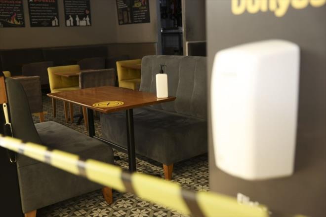 Bu kapsamda, Ankara'da alveri merkezlerindekiler de dahil olmak zere restoran, lokanta, pastane ve kafe gibi tm yeme ime yerleri, i yerinde mteri arlama hizmetini sonlandrd.