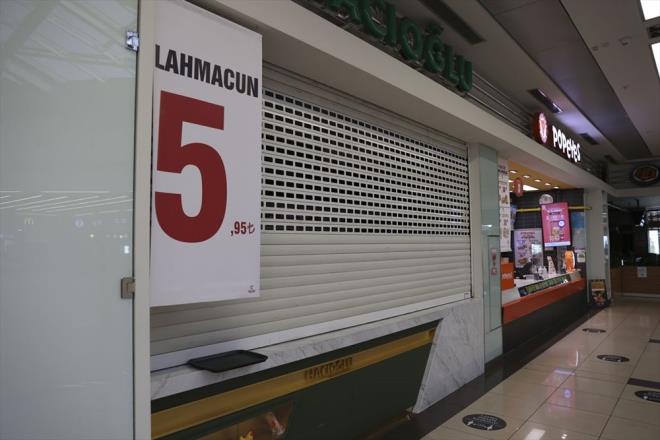 ''KURYE SAYISI ARTTI'  Lokanta sahibi Necmettin<br> Akkaya, ilgili genelge dorultusunda i yerinde masa servisini durduklarn, yemek hizmetini paket servisi eklinde srdrdklerini belirtti.