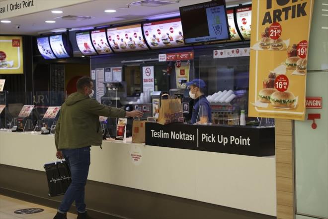 Mterilerden Adnan Gler ise yemek ihtiyalarn gidermek iin geldikleri lokantada masa dzeninin kaldrlmasndan dolay siparilerini paket olarak alp arabada veya evde yiyeceklerini kaydetti.