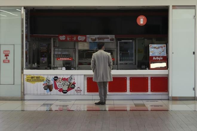 Bu i yerleri, 10.00- 20.00 saatlerinde sadece paket servis veya "gel-al" hizmeti verecek ekilde ak olabilecek.  <br>  Restoran, lokanta veya online yemek sipari firmalar, saat 20.00'den sonra "gel-al" eklindeki hizmetini de sonlandracak ve sadece telefonla ya da online sipari zerine paket servis hizmeti verilebilecek.