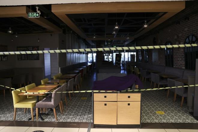 Masa ve sandalyelerini toplayan i yerleri, dn saat 20.00 itibaryla sadece paket servis veya "gel-al" eklinde hizmet vermeye balad.