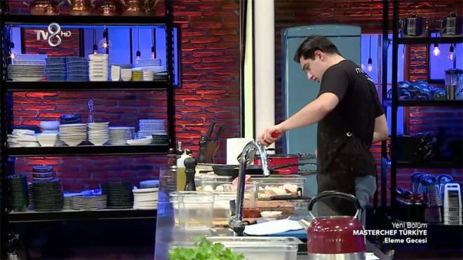 Masterchef'te kim elendi?   <br>  Masterchef'in eleme oyununda yarmaclardan balk istendi. Somer efin hazrlad bal en iyi piiren kii Sefa oldu. Sefa eleme potasndan kurtulup Masterchef'in son 8'ine kalmay baard. Uur Deniz Ylmaz ile Ayyce ise son 2'ye kalarak byk bir eleme stresi yaad. eflerin kararyla bu hafta yarmadan elenen isim Ayyce oldu. Ayyce alayarak yarmaya veda etti. Uur Deniz Ylmaz ise yarmada kaldna sevinemeden Acun Ilcal tarafndan Masterchef Trkiye'den kovuldu.