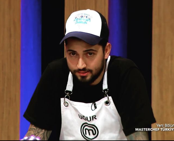 Uur Deniz Ylmaz neden kovuldu?<br>  Masterchef yarmaclarndan 26 yandaki Uur Deniz Ylmaz, Acun Ilcal tarafndan kovuldu. Acun Ilcal haberi "Uur Ylmaz Deniz isimli yarmacnn sosyal medyada kulland terbiye snrlarn aan paylamlar nedeniyle Masterchef yarmasyla iliii kesilmitir" szleriyle duyurdu. Peki Uur Deniz Ylmaz ne yazmt ki yarmadan kovuldu...