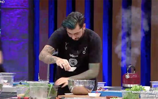 Uur Deniz Ylmaz'n ban yakan twitleri oldu. 18 yandayken yazd twitlerin bazlar edep snrlarn zorlarken, bazlar rk bazlar da hakaret ierikli... te o twitleri: