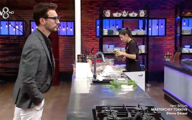 Masterchef Trkiye'de bu hafta mavi takm 4-1'lik bir galibiyet elde ederken, son dokunulmazlk oyununda krmz takma yenildi. Krmz takmdan ilk eleme aday Uur Deniz Ylmaz olmutu. kinci dokunulmazlkta da Ayyce eleme potasna gnderilen isimdi. Mavi takm ise yapt oylamada Sefa'y potaya gnderdi.