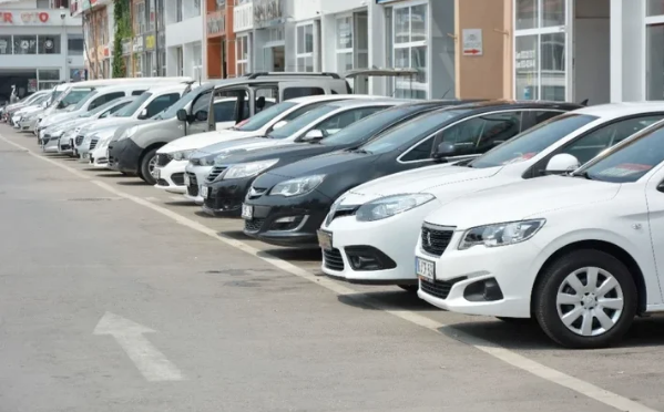 Ykseli trendi bitti<br>    kinci el otomobil satlarnda bir yavalama olduunu belirten Otoshops Genel Mdr Melih Mutlu da, yle konutu: u an fiyatlardaki art trendi durdu ve talep azalmasyla orantl ortalamada yzde 3'lk bir fiyat d yaand. lerleyen gnlerde gelimelere gre pazardaki gelimeler ekillenecek.