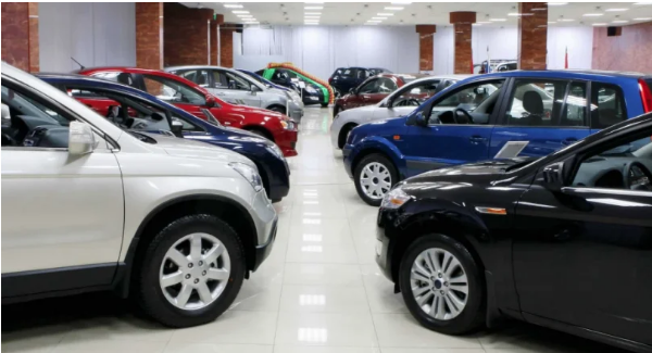 Yzde 12 ila 15 arasnda deien d beklentisi<br>    Piyasada zellikle dviz kurundaki dle birlikte otomobil fiyatlarnda indirim beklentisi balad. Akam&#8217;dan Smer Demirciler&#8217;in haberine gre; VavaCars CEO'su Lawrence Merritt, faiz artrmyla birlikte sfr aralarda yaklak yzde 10'luk, ikinci el ara fiyatlarndaysa yaklak yzde 12 ila 15 arasnda deien bir d beklediklerini ifade etti.