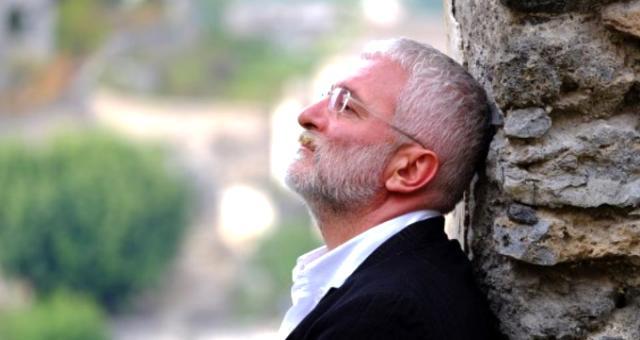 Ailesi mzik ile i iedir. lk mzik derslerini babas ve aabeyinden almtr. lk enstrman mandolindir. Ardndan balama ile, lisede mzik retmeni Dr. Zihni Bey'in desteiyle "Bat mzii" ile tant. Bat mzii ve yresinin kltr ile mziinin birleimi, gelecekteki mzik tarznn temellerini oluturmutur.    Profesyonel mzik hayatna, 1987&#8217;de niversite rencisiyken kurduu Grup Baran ile adm atm; Grup Baran ile 1989 - ilk albmleri "Yedi Veren"i ve 1991 - yine Grup Baran ile birlikteliinin son albm olan "Kuytuda Baak" karmlar; daha sonra Grup Baran'dan ayrlma karar vererek solo albmlerle mzik kariyerine devam etmitir.