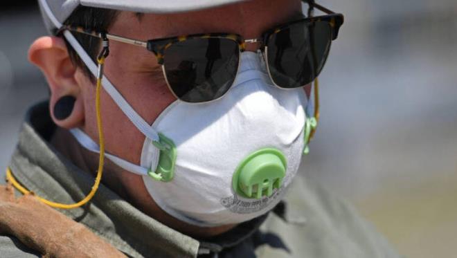 N95 tipi maskeler hava partikllerinin yaklak yzde 95'ini filtreleyerek takan kiinin virse maruz kalma ihtimalini azaltyor. Ancak asl sorun kullancnn nefesini vermesiyle balyor.