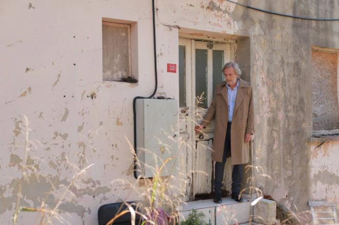 Kanal D ekranlarnda yaynlanan dram trndeki  yapmda zge zberk Suna karakterine, Musa Uzunlar Sadri karakterine hayat veriyor. Ayrca Emre Knay'da diziye renk katan oyuncular arasnda.