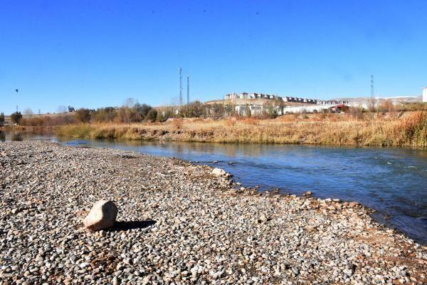 Szlerinin devamnda Yazclar "Biz u an kasm ayndayz. Eskiden biz evimizin nnde aralarmz kardan bulamyorduk. u an ise dalarmzda ovalarmzda kar yok. Biz de hasret kaldk. Yaklak 10 yldr bu Kzlrmak'n suyu azalyor" diye konutu.