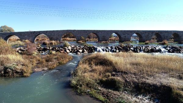 Bugnlerde suyu iyice ekilen Kzlrmak dron ile havadan grntlendi.