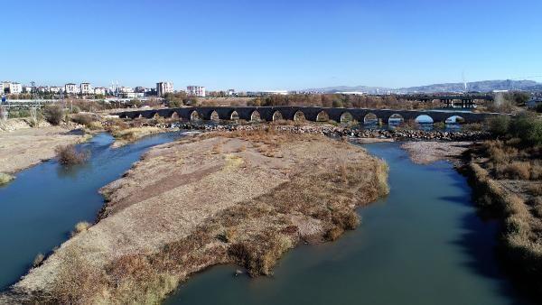 Kzlrmak kenarnda yry yapan Hac Halil Yazclar, "Kzlrmak'n insanlar gibi eski cokunluu gitti. Ya yok, su seviyeleri ok dt. Biz ocukken Kzlrmak cotuu zaman gelir ahrlardaki hayvanlarmz dahi alr gtrrd. O gnlerden bu gnlere geldik. nallah sonu iyi olur." dedi.