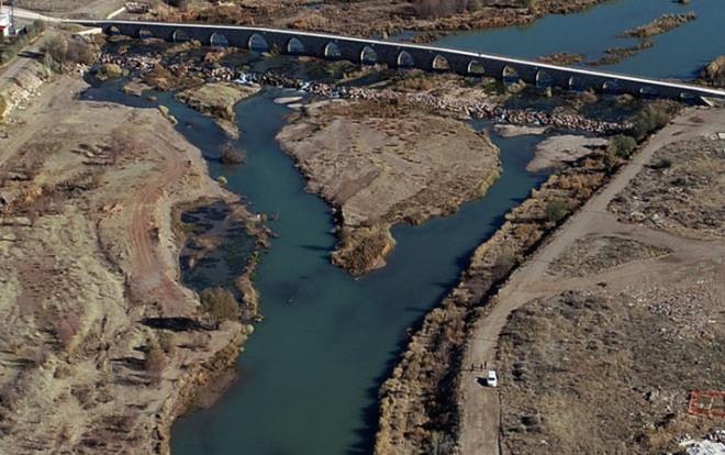 mranl ilesindeki Kzlda'n gney yamalarndan doup; Sivas, Kayseri, Nevehir, Krehir, Krkkale, Ankara, ankr, orum ve Samsun illerinden geerek Karadeniz'e dklen 1355 kilometrelik mesafesi ile Trkiye'nin en uzun nehri olan Kzlrmak'ta kuraklk nedeniyle debisinde gzle grlr ekilde d yaanyor.