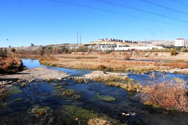 Nehirde balk tutan aban Cici ise, "Bu sene suda daha ok azalma var. Her sene daha da azalyor. Biz de arada srada gelip balk tutuyoruz. Yamur ve kar yamyor. Bu nedenle suda azalma olduunu dnyorum" diye konutu.