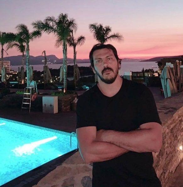 Ailesi ile birlikte 10 yanda Minsk'e tanan Samedov, profesyonel kariyerinde u ana kadar 62 maa kt, bunlardan 56'sn kazanp 6'snda yenildi. Boy 1.85 m, kilo 92 kg ve Lakab 'Maugli'dir.