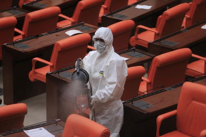 Bunun zerine oturumu yneten Meclis Bakanvekili Celal Adan, salonun dezenfekte edilecei anonsunu yaparak oturuma ara verdi.
