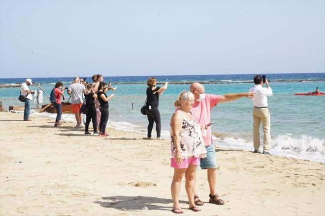 RUM, NGLZ VE DER UYRUKLARDAN BROK K DE ZYARET ETT    Gazimausa Belediye Bakan smail Arter, yapt aklamada, ubattan bu yana Kapal Mara'n almasyla ilgili almalarn hzlandn, corona virs (Kovid-19) salgnna ramen almalarn aksamadn syledi.    Arter, "Mara blgesinde youn almalardan sonra 4 kilometre civarnda bir gzergah ve kamuya ait yollar, normal bir ehir havas olmas kouluyla, 8 Ekim'de insanlarn ziyaretine ald" dedi.