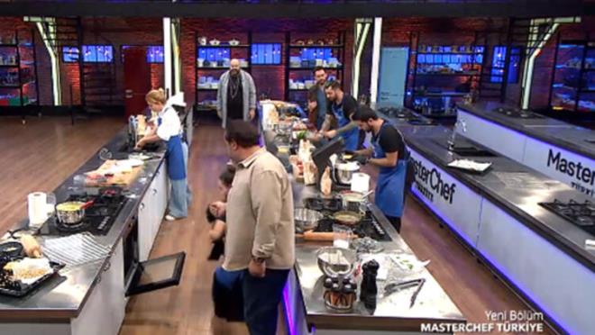 ERAY VE BARBAROS ARASINDA GERGNLK  MasterChef'te oynanan dl oyununda krmz takmda Barbaros ve Eray arasnda gerginlik yaand. Eray midye iin Barbaros'u ocan banda arrken Barbaros'tan arkadana tepki geldi. kili arasnda kan ksa sreli tartmada Eray'n "Yemek yapacaksan yap, yapmayacaksan artistlik yapma." szleri tansiyonu ykseltti. Danilo ef yarmaclar "Hep kavga ediyorsunuz." eklinde uyard.