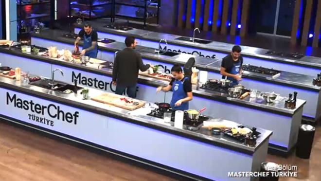 TAKIM OYUNUNU KM KAZANDI?  TV8 ekranlarnda yaynlanan MasterChef'te bireysel dl oyunu ncesi krmz ve mavi takm takm kar karya geldi. dl oyununun ilk turunda takm mcadelesi veren yarmaclar makarna eitlerini hazrlad. Bu drt eit makarnay yapacak isimler bu turda kaptanlar tarafndan belirlendi.