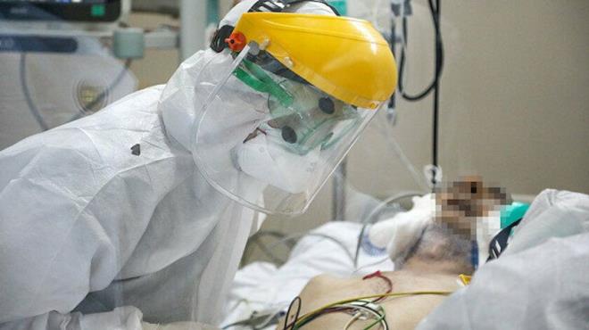 Yaplan ilk aratrmalarda ate ve kuru ksrk gibi semptomlarla etkisini gsteren bu virs geirdii mutasyonlarla beraber artk ok daha farkl belirtiler de gstermeye balad. Son dnemde vakalarda en ok kas ve kemik arlar gzlemlenirken te yandan tat ve koku kayb da yine oka rastlanan koronavirs belirtileri arasnda yerini alyor.