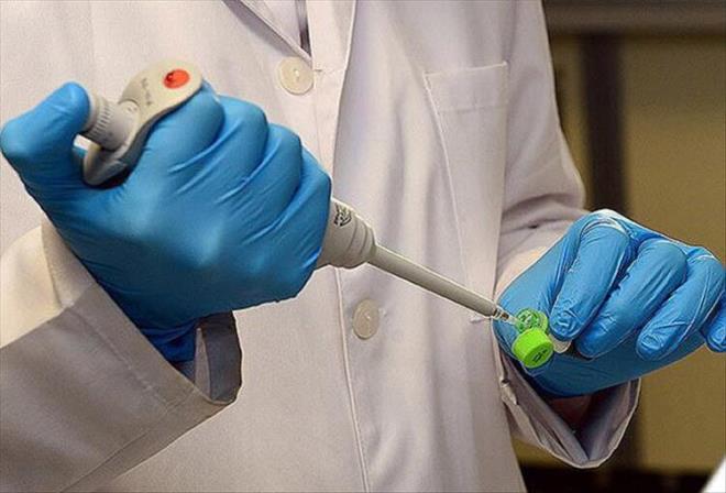 Her bir daire bir ili gsteriyor. drde blnm olan bu tablonun sol st boluuna younlatn gryoruz. Yani zellikle Trkiye'de vakalarn btn illerde neredeyse arttn, ortalamann zerinde ciddi bir art olduunu, Mersin, Edirne, Kocaeli, Bursa, Krehir, Hatay, Osmaniye, Adana'nn yksekliini gsteren, pnmoni orannn dtn hepsinde grdmz. Tedaviyle her geen gn zatrre orann dtn gryoruz. Ama vaka orannn btn illerde artta olduunu syleyebilirim.