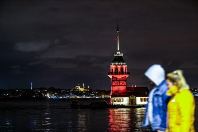 Galata ve Kz kuleleri ile Fatih Sultan Mehmet ve Yavuz Sultan Selim kprleri, "25 Kasm Kadna Ynelik iddete Kar Uluslararas Mcadele Gn"nn nemine dikkati ekmek iin turuncu renk ile klandrld.