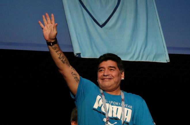 Napoli, Maradona sayesinde ligdeki gl takmlarla mcadele edebilecek seviyeye ularken, bu dnemde 2 lig ampiyonluunun yan sra birer kez UEFA Kupas, talya Kupas ve talya Sper Kupas kulbn mzesindeki yerini ald.     Napoli'nin ardndan Sevilla, Newell's Old Boys ve son olarak da eski takm Boca Juniors'n formasn giyen Maradona, 1997 ylnda aktif kariyerini noktalad.     Formasn giydii takmlarda tm kulvarlarda 588 maa kan Maradona, 312 gol kaydetti.