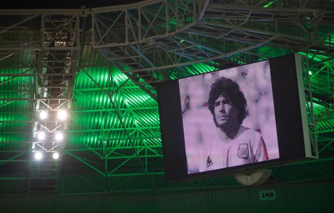 Futbolculuu dneminde Boca Juniors, Barcelona ve Napoli formalaryla 9 kupa ampiyonluu yaayan, Arjantin Milli Takm'yla 1986 Dnya Kupas'n kaldrma baarsn gsteren Maradona, dnya futbol tarihine adn altn harflerle yazdrd.