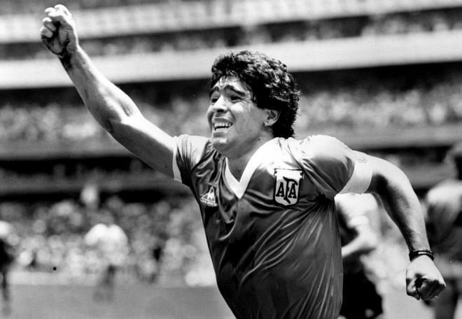 Altyapsna girdii Argentinos Juniors ile daha 16 yana girmeden profesyonel szleme imzalayan Maradona, 1981'de gittii Boca Juniors'ta ampiyonluk yaamasnn ardndan Avrupa'nn byk kulplerinden Barcelona'ya transfer oldu.