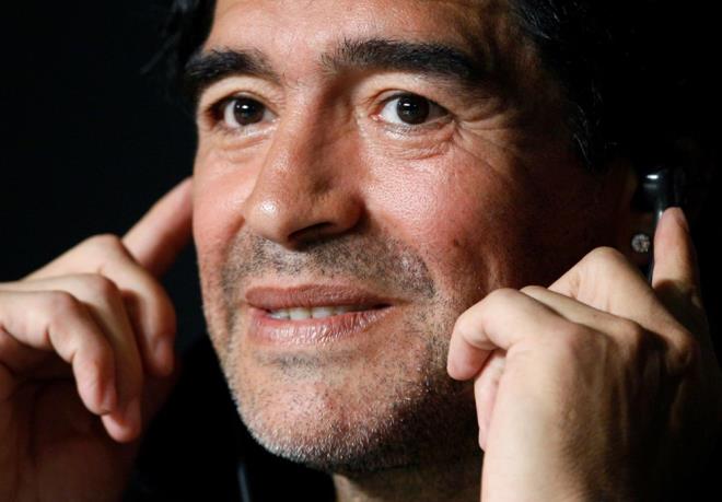 Sivri dilliliiyle tannan Maradona, 2 yllk milli takm teknik direktrl sresince de rahat durmad. Arjantin'in 2010 Dnya Kupas'na katlmaya hak kazand, elemelerdeki Uruguay galibiyeti sonras basn mensuplarna hakaret eden Maradona'ya, FIFA tarafndan 2 ay ceza verildi.