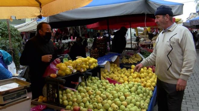 &#8216;UYARIMIZI DKKATE ALMAZSA RN SATMIYORUZ&#8217;  Denetimlerden memnun olduklarn ifade eden pazarc esnaf Yaar nver, &#8220;Pazar girilerinde ate lm yaplyor. Maske kullanm noktasnda denetimler oluyor. Pazar esnaf olarak bu srete biz de elimizden geleni yapyoruz. Maskesiz vatanda pazara gelmiyor. Maskesini dzgn takmayan vatanda uyaryoruz, uyarmz dikkate almazsa rn satmyoruz&#8221; eklinde konutu.