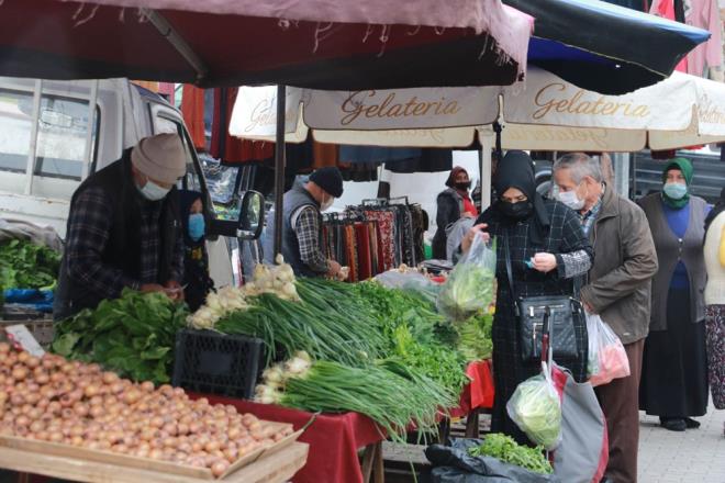 Ekipler, riskli bulunan esnaf, izole olmas iin evine gnderdi. Gn boyu devam eden denetimlerde ekipler, maskesini dzgn takmayarak ene altna indiren ve mesafe kurallarna uymayan vatandalar uyard.