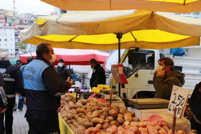 Alverie gelenler iin tezgahnda dezenfektan ve maske bulunduran Kla Mahallesi pazar esnaf da denetimlere katkda bulunmak adna maskesini dzgn takmayan vatandaa rn satmamaya karar verdi.