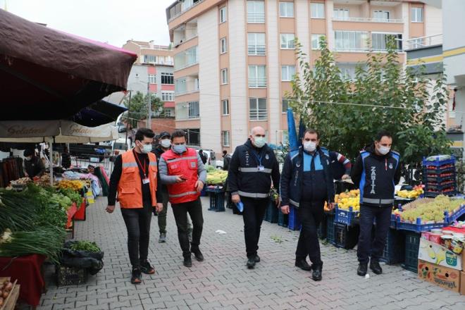 Samsun Cumhuriyet Meydan&#8217;nda denetim yapan trafik polisleri hem srcleri hem de yolcular uyard. Ekipler, src belgesi ile yolcularn da HES kodunu kontrol etti.