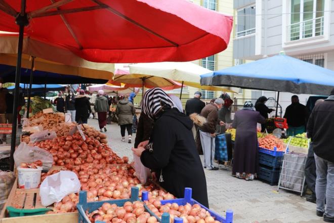 6 ESNAFIN, HES KODU RSKL IKTI  Ekipler, pazar tezgahlar kurulmadan nce esnafn ateini lt ve HES kontrol yapt. HES kodu &#8216;risksiz&#8217; kan esnafn tezgah amasna izin verildi. HES kontrolleri kapsamnda Kla Mahalle Pazar&#8217;nda bir esnafn, atalarmut Mahalle Pazar&#8217;nda ise 5 esnafn HES kodu riskli kt.