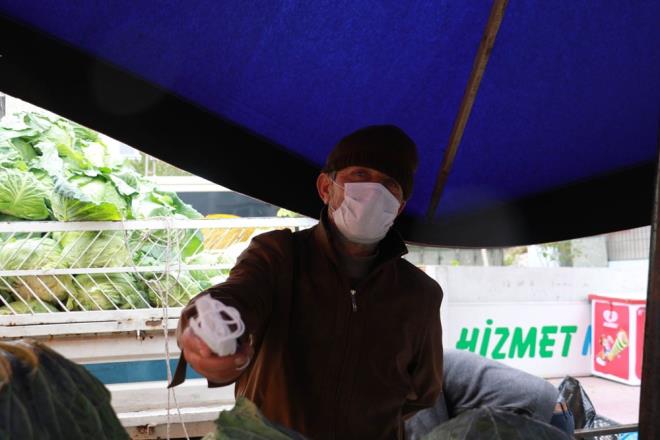 &#8216;BU HASTALIIN AKASI YOK&#8217;  Tezgahna gelen mterilerine dezenfektan verdiini ifade eden dris Yaln, &#8220;Her para almamda da elimi dezenfektan ile temizliyorum. Maskesini dzgn takmayan vatandaa rn vermiyorum. Bu hastaln akas yok, millet inanmyor. Maske rica eden vatandaa da maske veriyoruz, cebimde maskeleri hazr tutuyorum&#8221; dedi.