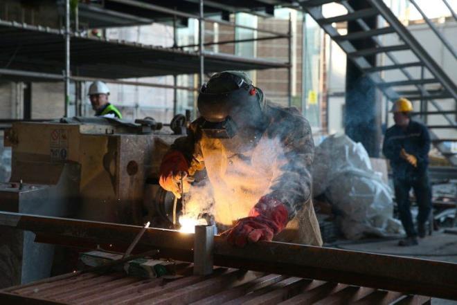 Sahneleri ok zel. Dnyadaki en son teknolojiyi kullanyoruz. Sahnenin ilevi asndan mekanii ok farkl. 'Cirque de Soleil' ovlarnn yapld Las Vegas sahneleri vardr, onun zel sahnesi var. O sahne her yerde yok, ok pahal ve yksek bir teknoloji. Bu sahneyi AKM'ye koyuyoruz."