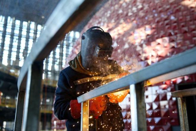 "u anda 2 bin 34 kiilik byk bir salonu var. Art 800 kiilik ikinci bir ok amal salonu var. lave bir cep sinemas, ok amal salonda tiyatro iin de kullanacak bir salon ilave ettik. Kltr soka da yaptk, iinde mzesi de olacak olan. inde zel yldzl restoranlarn da olabilecei, herkese hitap edecek kafelerin de olabilecei bir kltr soka yapyoruz. inde ktphanesi, mzesi, sergi salonlar, mzik mzesi ile mzik eserleriyle de ilgili baya bir performanslarn da olduu bir kltr soka haline getiriyoruz.