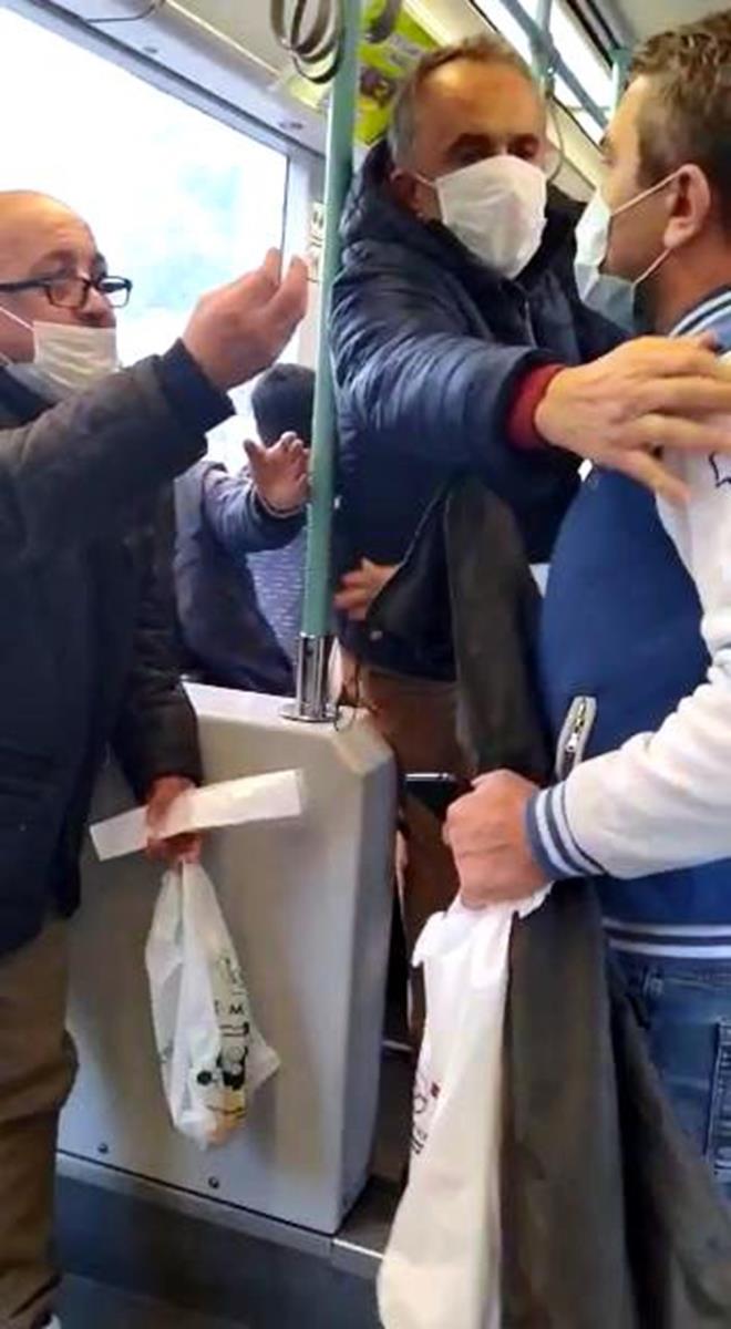 Olay, dn le saatlerinde meydana geldi. Glhane duranda bir yolcu, tramvayda maskesi burnunun altnda olan baka bir yolcuyu uyard.