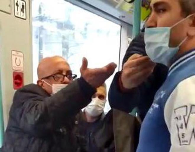 Uyarlarda bulunan yolcu, dier yolcularn araya girmesi ile vagonun dier tarafna uzaklatrlrken, dier yolcunun maskesini yine dzeltmedii grld.