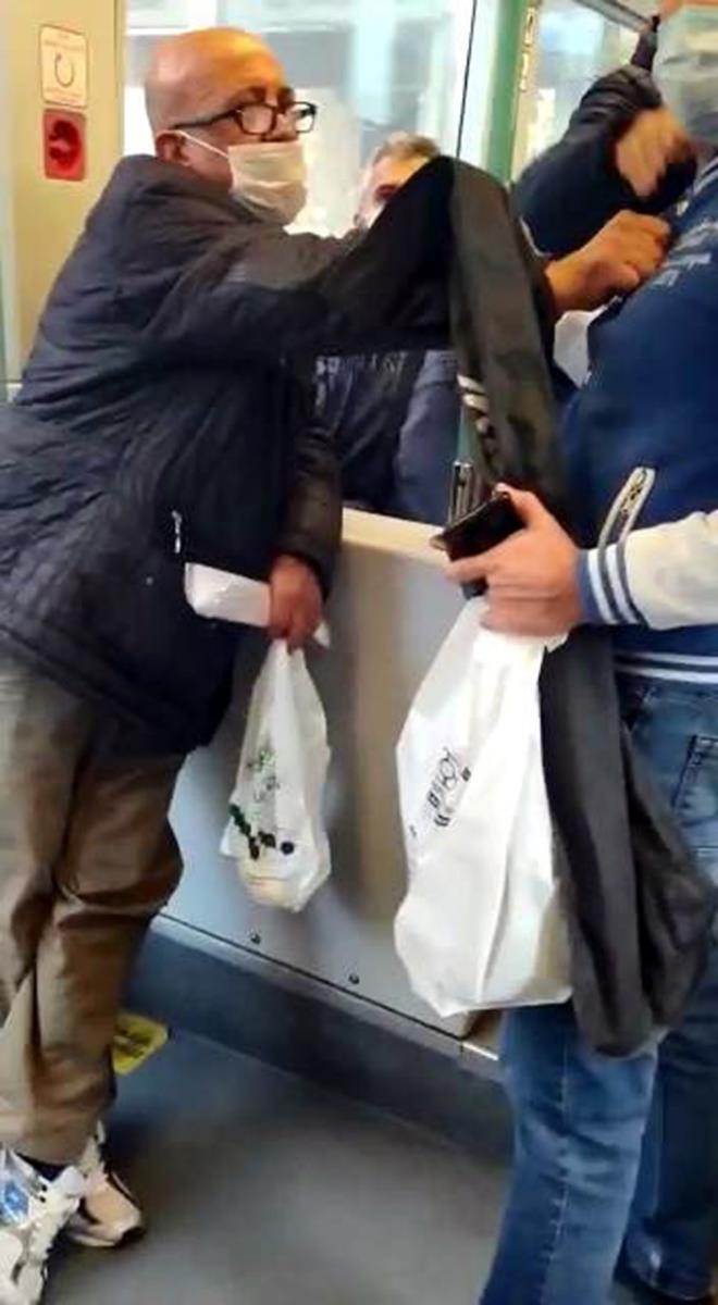 MONTUNDAN EKP ''NEYN PENDESN?'' DYE BAIRDI  Cep telefonu ile kaydedilen olayda yolcu, uyarsn srdren dier yolcunun montunu bir ara ekerek, &#8220;Sen neyin peindesin?&#8221; diye barmaya balad.